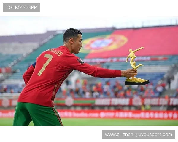 揭秘C罗回归曼联的背后：滕哈赫的更衣室密码被破解，5大证据揭晓